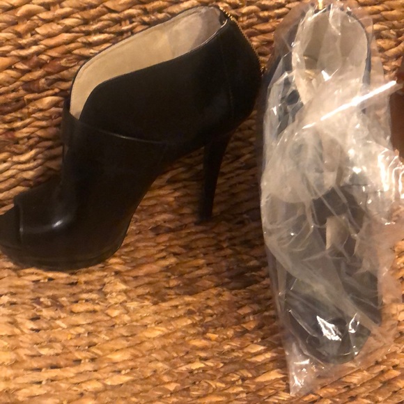 Designer black leather boots by Michael Kors - Picture 2 of 2